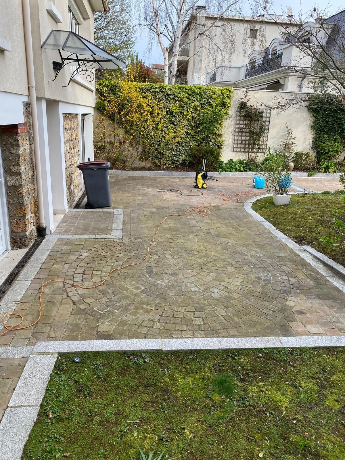 Réalisation : Nettoyage haute pression de terrasse en pavés — Nettoyage extérieur
