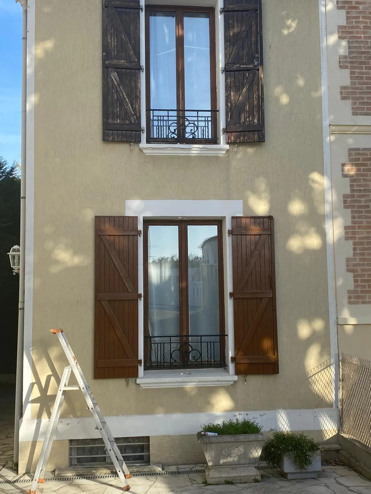 Réalisation : Pose de volets en bois neufs et ravalement de façade enduit beige — Façade / Menuiserie