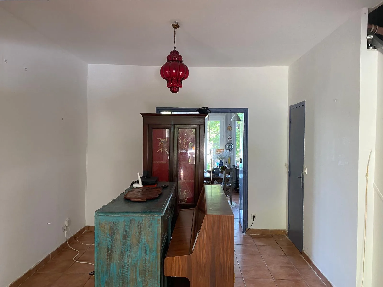 Rénovation intérieure peinture murs blancs avec éclairage suspendu rouge — Peinture intérieure