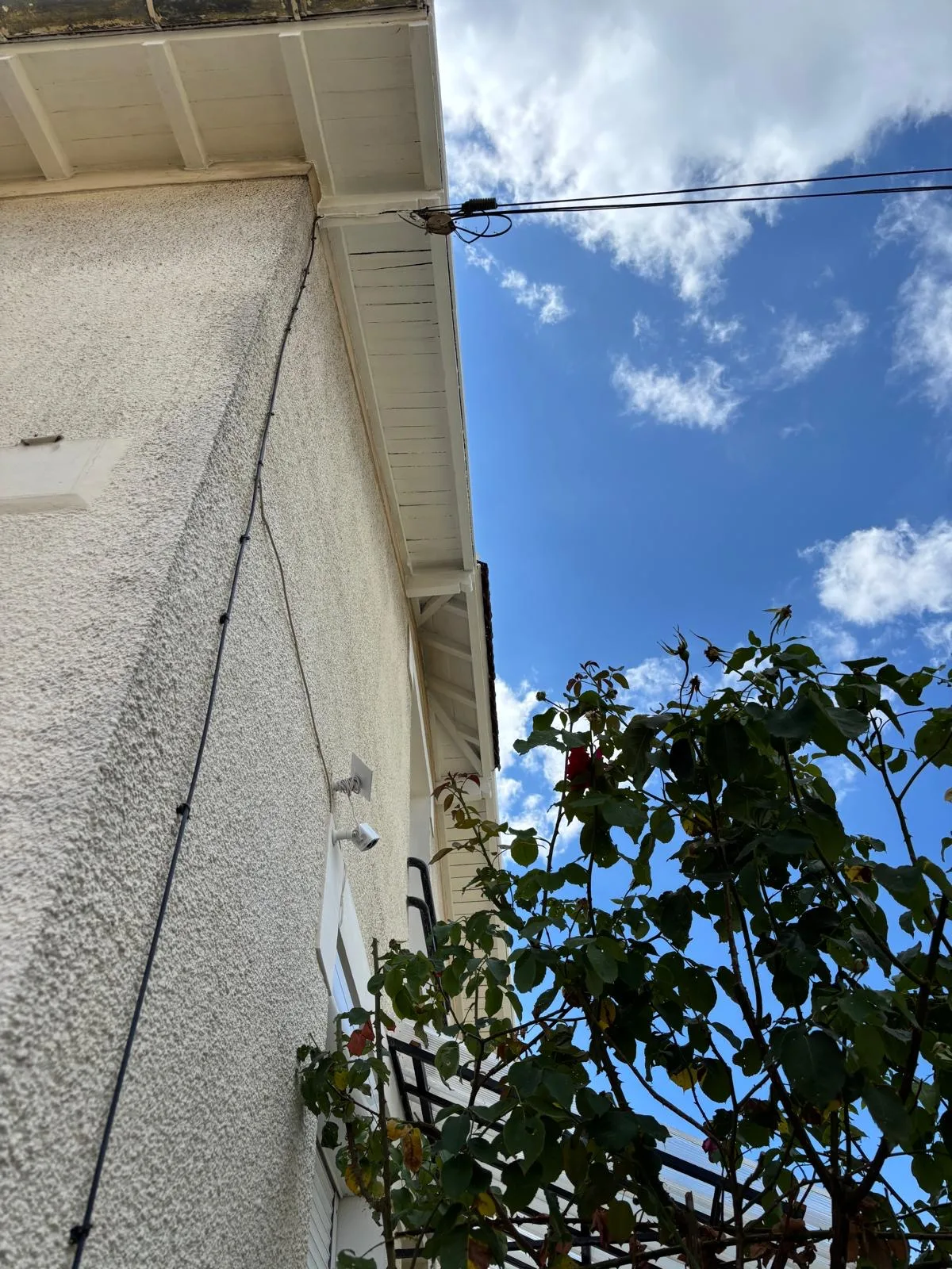 Ravalement de façade enduit blanc avec caméra de surveillance — Façade