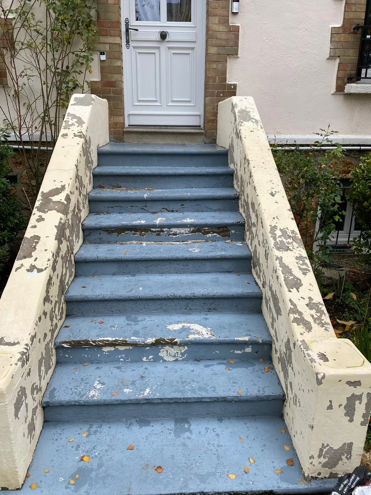 Rénovation escalier béton extérieur peint en gris-bleu — Peinture extérieure