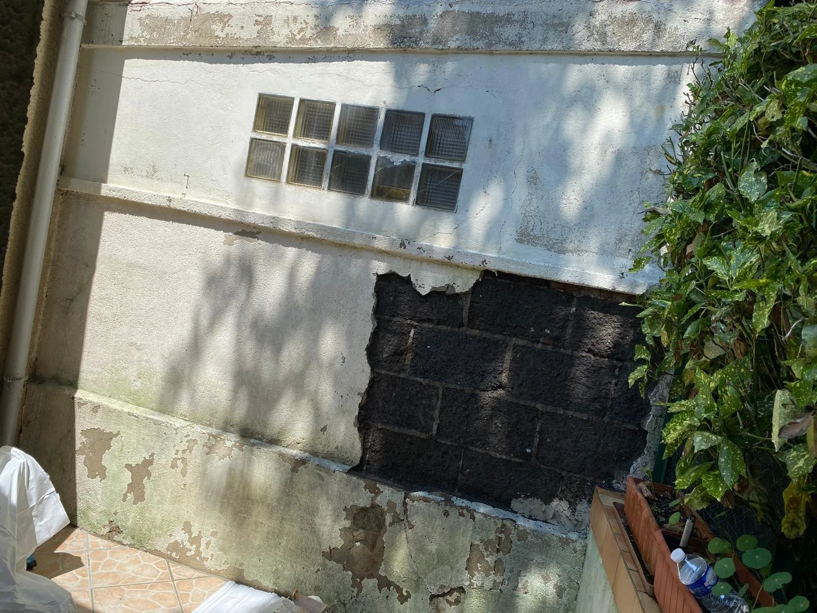 Décapage de façade avec mise à nu des parpaings — Façade