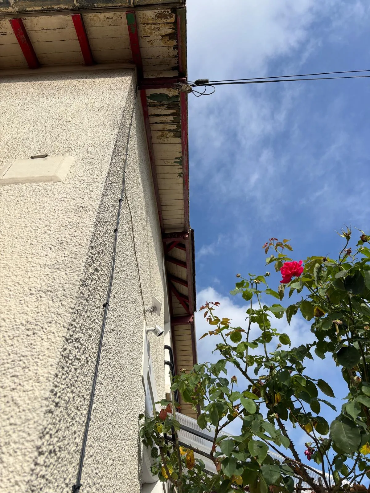 Débord de toiture en bois à repeindre avec façade enduite — Façade / Charpente